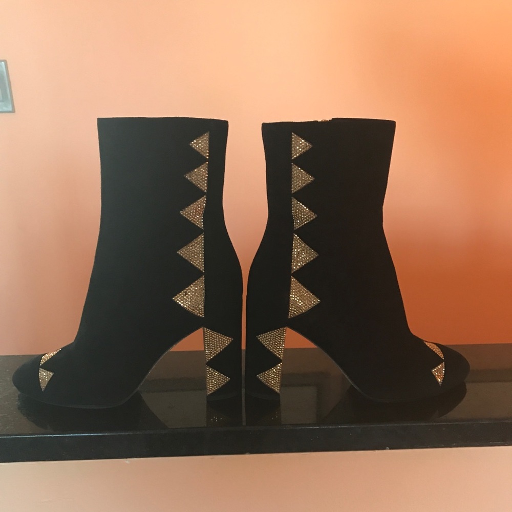 NIB RENE CAOVILLA  Suede Embroidered boots 38